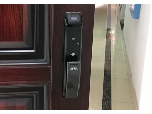 你都找不到指紋頭和鑰匙孔，這款全自動(dòng)指紋鎖太出色了