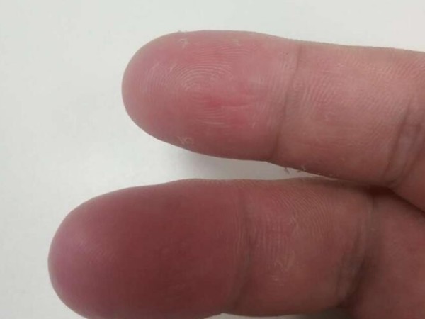 按了十多次指紋，終于打開了門，該換智能鎖了啊