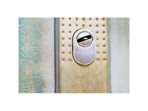 換了智能指紋鎖，終于不用擔(dān)心鎖眼被堵了